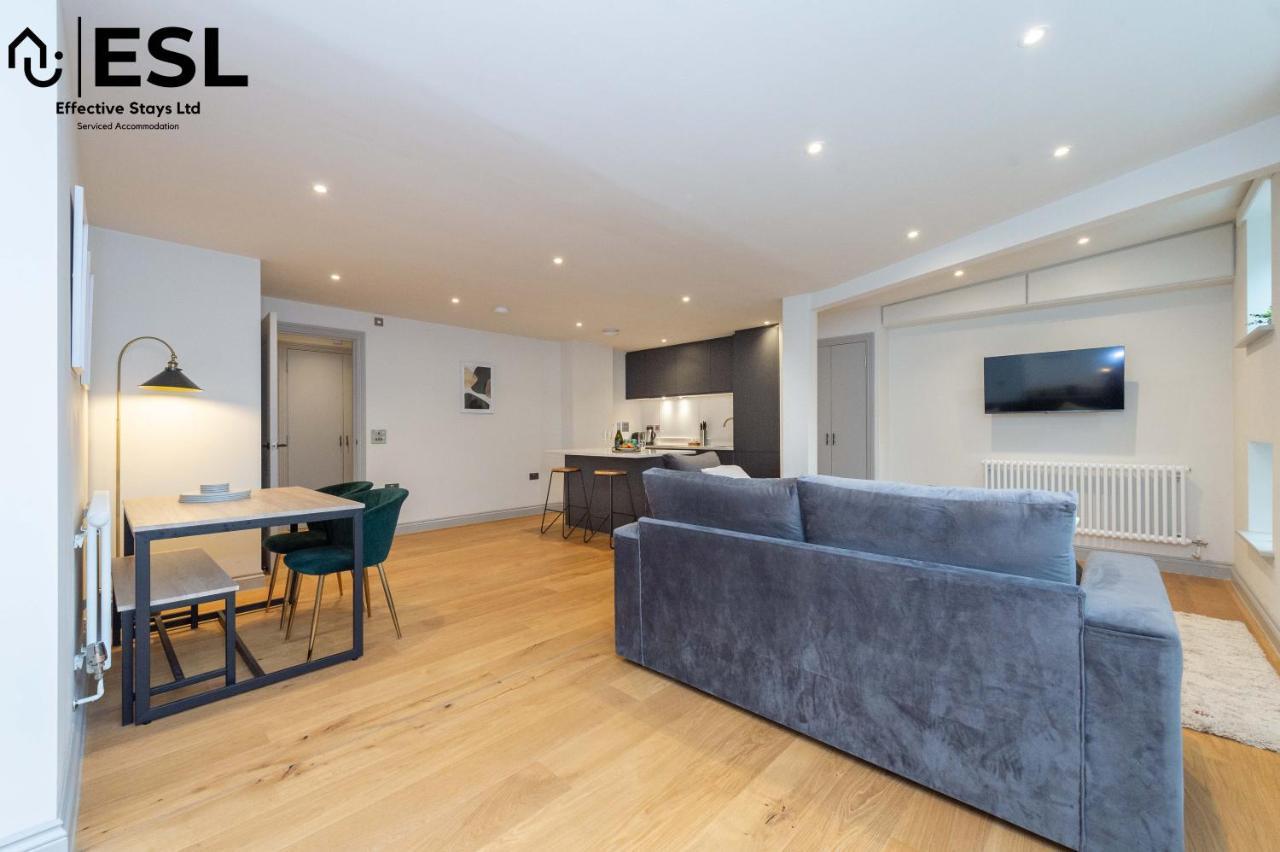 Open Plan 2 Bedroom Church With Free Parking Apartment *