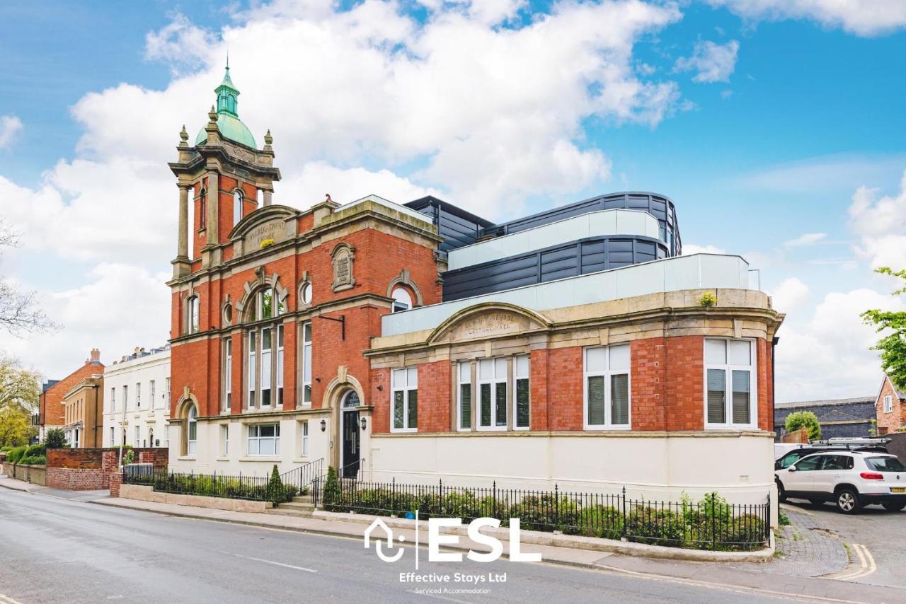 Open Plan 2 Bedroom Church With Free Parking Apartment